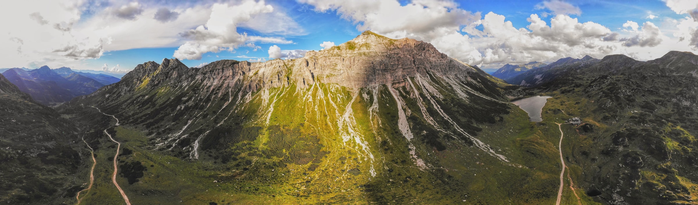Vista aérea panorámica de una cordillera montañosa captada por dron
